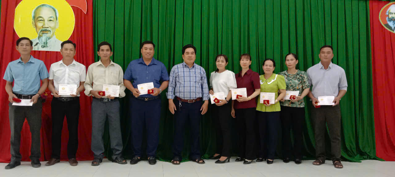 Trao tặng Kỷ niệm chương cho 9 cán bộ giáo viên trường Tiểu học Hưng Phú A