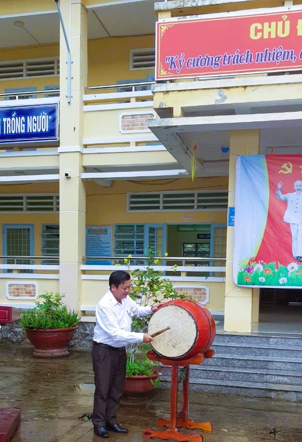 Ảnh Ông Trương Phước Sang, Chủ tịch UBND xã Hưng Phú đánh trống khai giảng năm học 2024-2025.