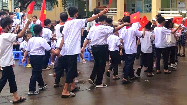 Ảnh: Hiệu trưởng và các em học sinh lớp 5 cùng đón Học sinh lớp 1.