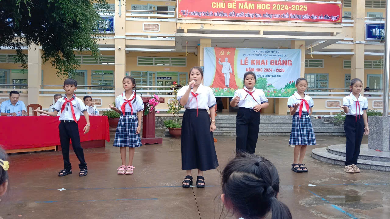 Ảnh: Văn nghệ của học sinh trường Tiểu học Hưng Phú A ngày Khai giảng