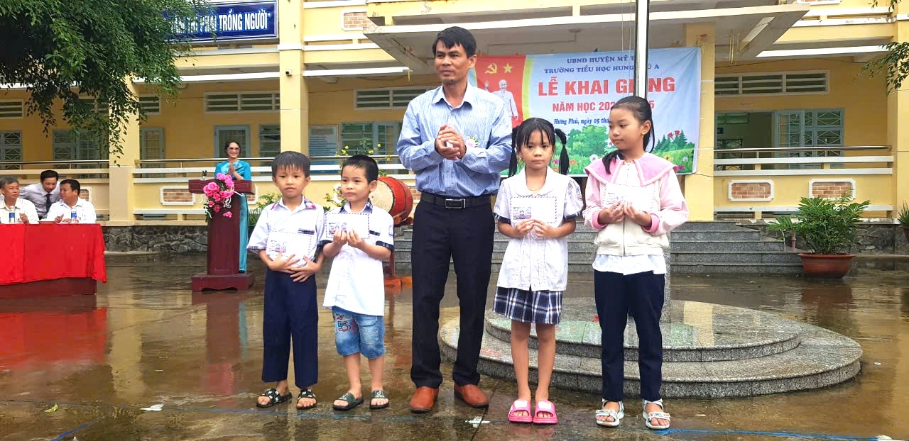 Ânh: Đại diên ngân hàng Agribank trao tặng học bổng cho học sinh