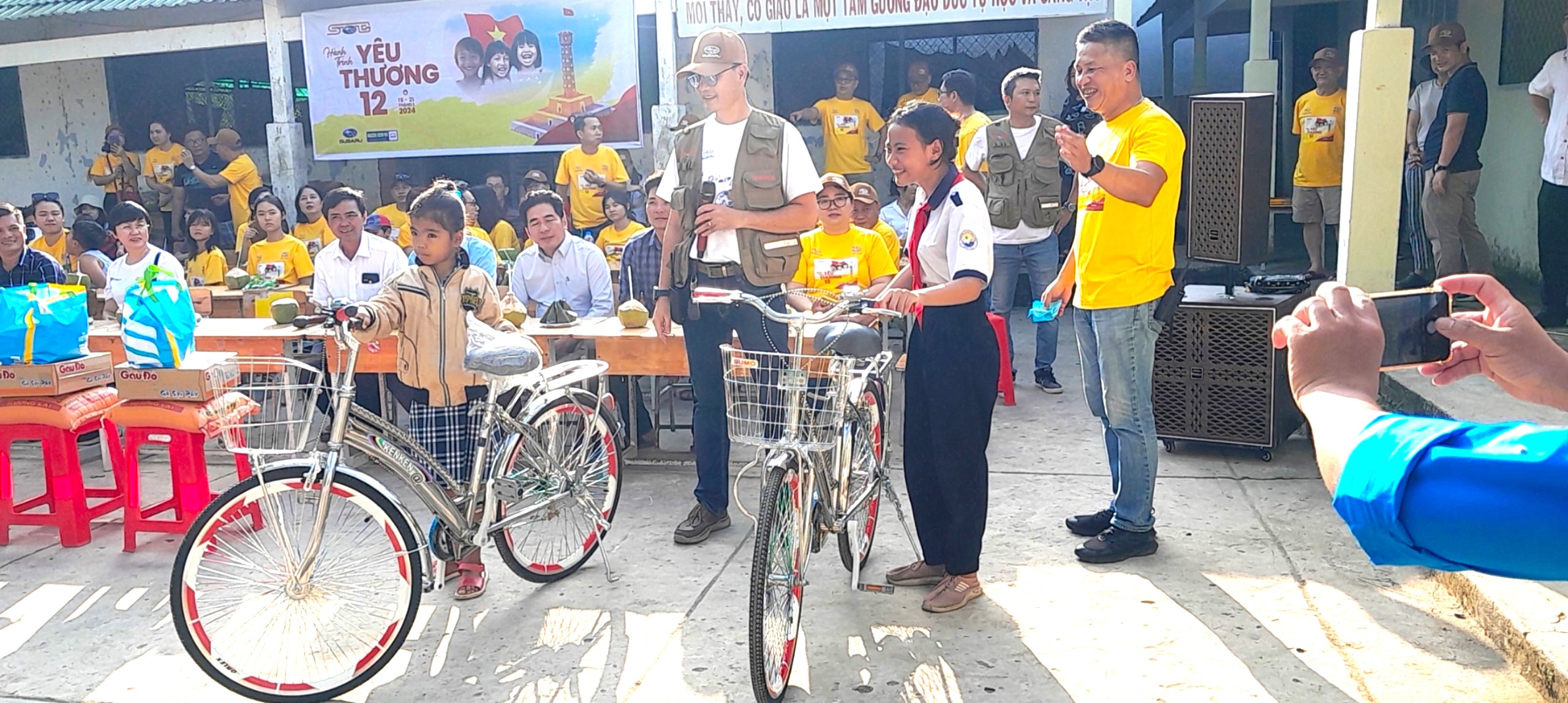 Ngày 19-01-2024 Học sinh hoàn cảnh khó khăn được đ