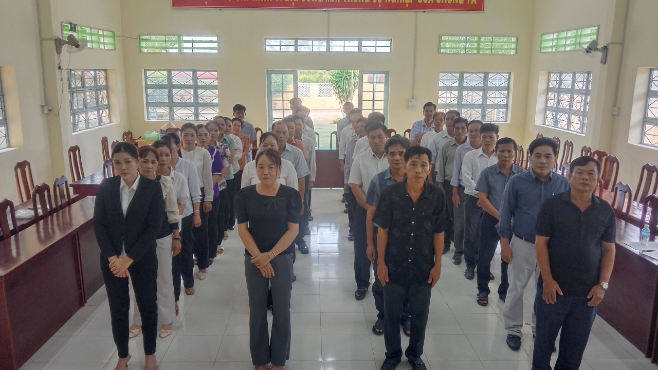 CÁN BỘ QUẢN LÝ, GIÁO VIÊN, NHÂN VIÊN TRƯỜNG TIỂU H