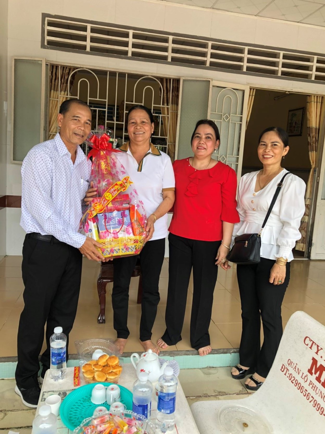 THĂM CHÚC TẾT GIÁO VIÊN NGHỈ HƯU TRƯỜNG HƯNG PHÚ A