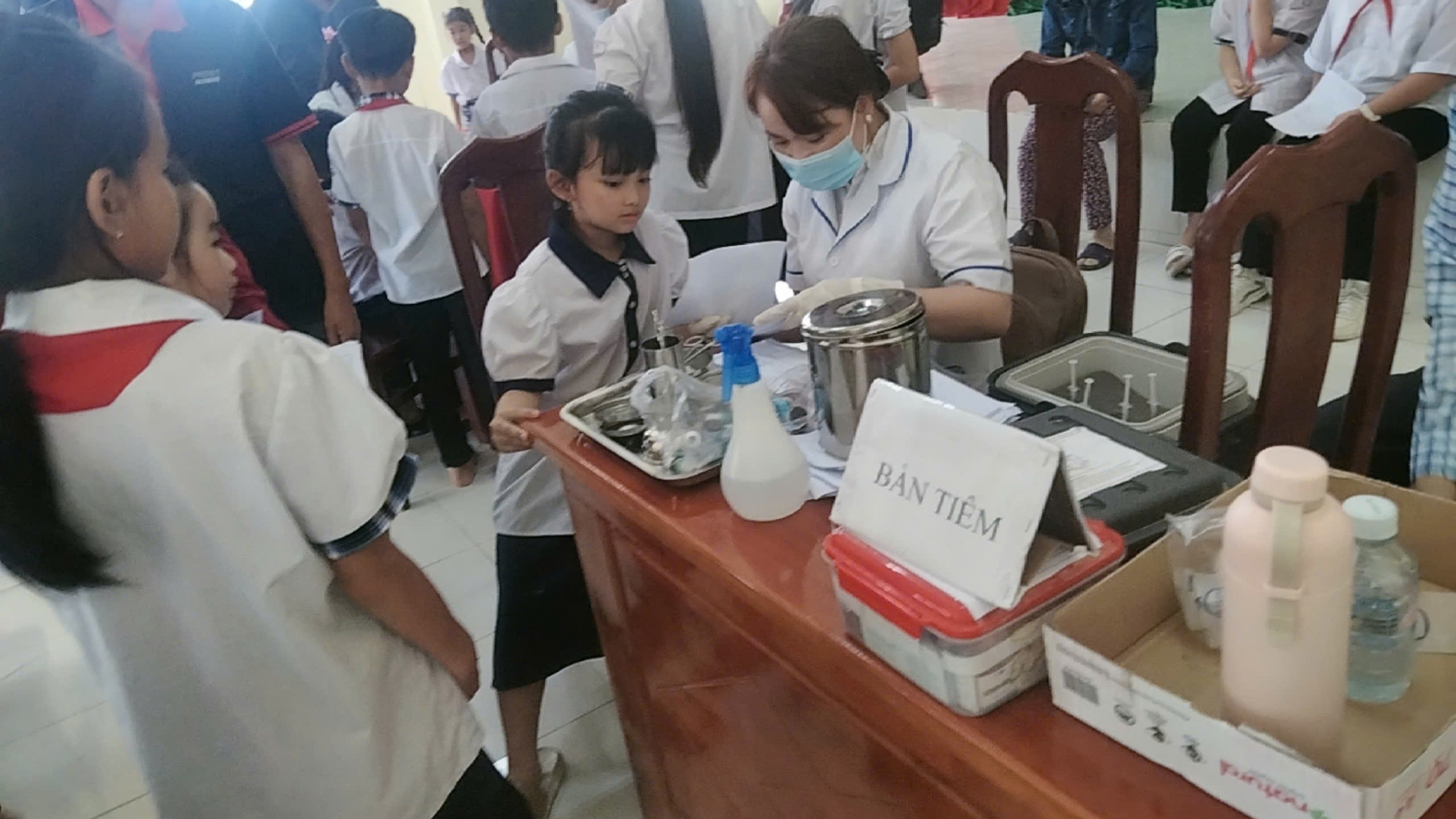 Tiêm ngừa vaxin sởi  Rubella cho học sinh Trường T